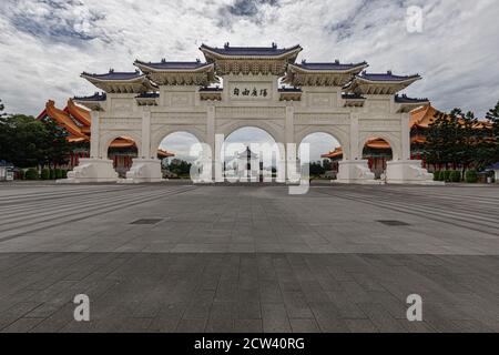 La porte principale de la place de la liberté devant le Chiang Kai-shek Memorial Hall à Taipei, vue grand angle, salle du mémorial visible à distance dans la porte centrale Banque D'Images