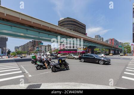 Intersection avec le système de MRT de piste lumineuse surélevée de Taipei, Zhongxiao-Fuxing Station Taipei, Taïwan, 19 août 2020 Banque D'Images