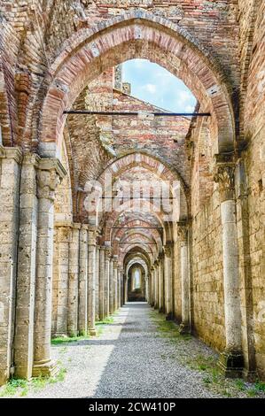 Chiusdino, ITALIE - 22 JUIN: Vue intérieure de l'emblématique abbaye sans toit de San Galgano, un monastère cistercien dans la ville de Chiusdino, province de si Banque D'Images