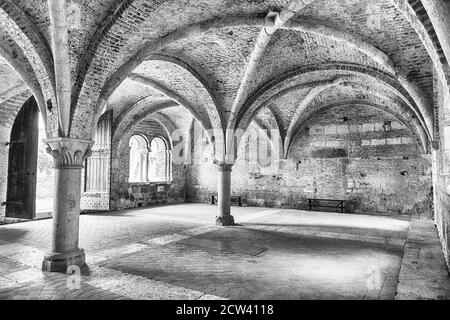 Chiusdino, ITALIE - 22 JUIN: Vue intérieure de l'emblématique abbaye sans toit de San Galgano, un monastère cistercien dans la ville de Chiusdino, province de si Banque D'Images