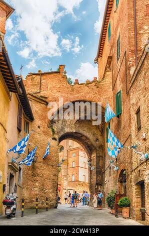 SIENNE, ITALIE - JUIN 22 : promenade dans les rues pittoresques du centre-ville médiéval de Sienne, l'une des attractions touristiques les plus visitées du pays Banque D'Images