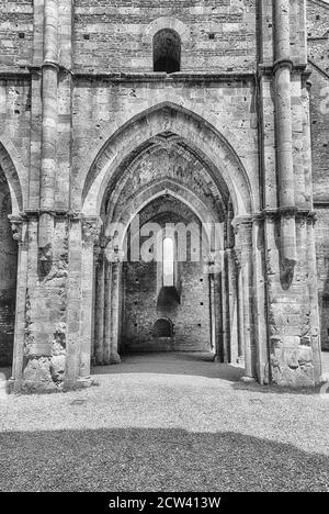 Chiusdino, ITALIE - 22 JUIN: Vue intérieure de l'emblématique abbaye sans toit de San Galgano, un monastère cistercien dans la ville de Chiusdino, province de si Banque D'Images