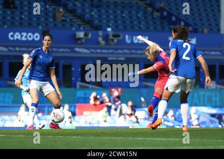 LIVERPOOL, ANGLETERRE. 27 SEPTEMBRE 2020 Erin Cuthbert (à droite), de Chelsea, a obtenu le premier but de son côté lors du match de la coupe de football féminin Vitality entre Everton et Chelsea à Goodison Park, Liverpool, le dimanche 27 septembre 2020. (Crédit : Tim Markland | ACTUALITÉS MI) crédit : ACTUALITÉS MI et sport /Actualités Alay Live Banque D'Images