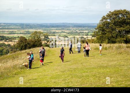 Les personnes marchant sur le sentier national de randonnée de longue distance Ridgeway À Whiteleaf Hill, au-dessus de Princes Risborough, dans le Chilterns Buckinghamshire Banque D'Images