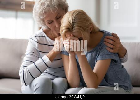 Femme empathique âgée embrassant apaisant femme perdue jeune ami Banque D'Images