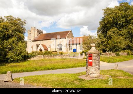 St Nicholas l'église paroissiale du village de Nether Winchendon Buckinghamshire avec boîte postale rouge sur le village vert. Cadre pour les meurtres de Midsomer Banque D'Images