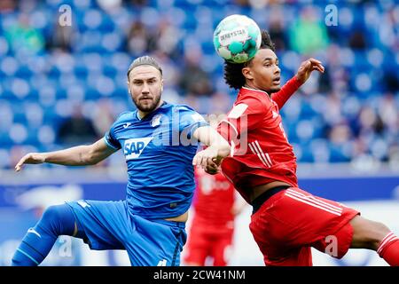 Sinsheim, Allemagne. 27 septembre 2020. Football: Bundesliga, TSG 1899 Hoffenheim - Bayern Munich, 2ème match, PreZero-Arena. Ermin Bicakcic de Hoffenheim (l) et Joshua Zirkzee de Munich se battent pour le ballon. Crédit : Uwe Anspach/dpa - REMARQUE IMPORTANTE : Conformément aux règlements de la DFL Deutsche Fußball Liga et de la DFB Deutscher Fußball-Bund, il est interdit d'exploiter ou d'exploiter dans le stade et/ou à partir du jeu pris des photos sous forme d'images de séquences et/ou de séries de photos de type vidéo./dpa/Alay Live News Banque D'Images