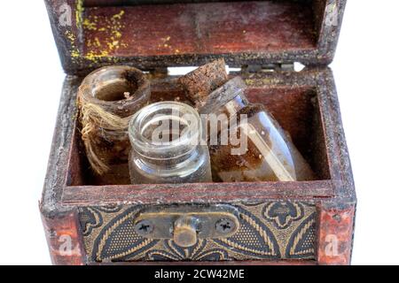 poitrine avec potions anciennes avec moule isolé sur fond blanc Banque D'Images