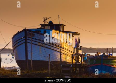 Bateaux sur la côte ouest de Mersea, Essex, Royaume-Uni Banque D'Images