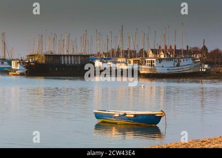 Bateaux sur la côte ouest de Mersea, Essex, Royaume-Uni Banque D'Images