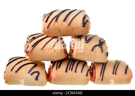 Petits gâteaux roulés avec confiture de fraise et glaçage au chocolat isolés sur fond blanc. Banque D'Images