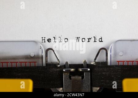 Écrit sur une ancienne machine à écrire avec du texte Hello World Banque D'Images