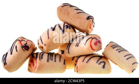 Petits gâteaux roulés avec confiture de fraise et glaçage au chocolat isolés sur fond blanc. Banque D'Images