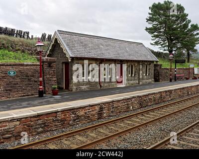 La gare de Dent, la plus haute gare ferroviaire d'Angleterre, se trouve sur la ligne Settle-Carlisle. Station en bas de la plate-forme construit sur un gris typique, jour humide. Banque D'Images