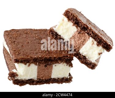 sandwich à la vanille à la crème glacée dans des biscuits aux pépites de chocolat isolés sur fond blanc. Banque D'Images