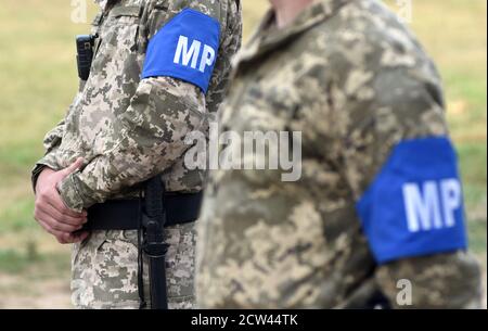 Signez le MP (police militaire) sur l'arme des soldats Banque D'Images