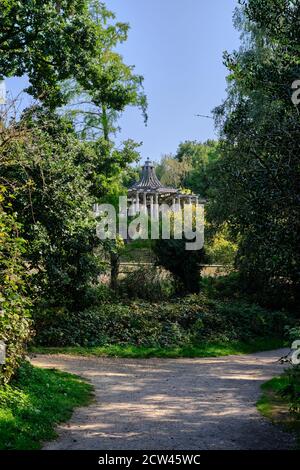 Vue sur le tonnerre géorgien et les magnifiques feuilles d'automne au Hampstead Pergola & Hill Gardens contre un ciel bleu. Banque D'Images