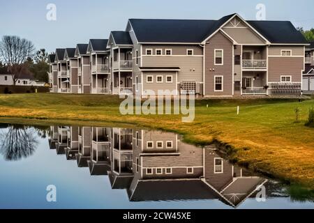 Appartement moderne, complexe de condominiums sur un dimanche matin calme en automne Banque D'Images