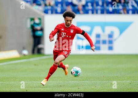 Sinsheim, Allemagne. 27 septembre 2020. Football: Bundesliga, TSG 1899 Hoffenheim - Bayern Munich, 2ème match, PreZero-Arena. Leroy Sane de Munich joue le ballon. Crédit : Uwe Anspach/dpa - REMARQUE IMPORTANTE : Conformément aux règlements de la DFL Deutsche Fußball Liga et de la DFB Deutscher Fußball-Bund, il est interdit d'exploiter ou d'exploiter dans le stade et/ou à partir du jeu pris des photos sous forme d'images de séquences et/ou de séries de photos de type vidéo./dpa/Alay Live News Banque D'Images