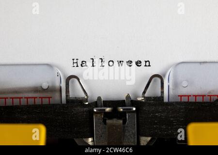 Écrit sur une vieille machine à écrire avec du texte Halloween Banque D'Images