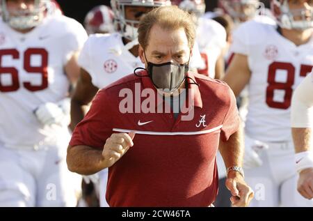 Columbia, États-Unis. 27 septembre 2020. Nick Saban, entraîneur en chef d'Alabama, dirige son équipe sur le terrain pour un match contre le Missouri au champ de Faurot à Columbia, Missouri, le samedi 26 septembre 2020. Photo de piscine par Kent Gidley/UPI crédit: UPI/Alay Live News Banque D'Images