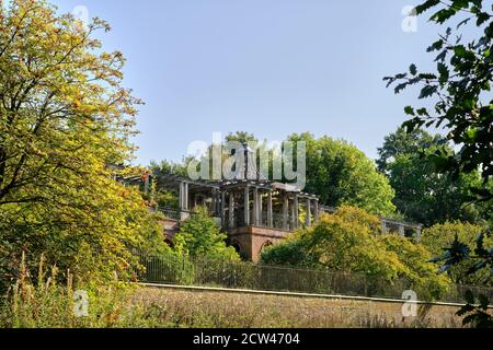 Vue sur le tonnerre géorgien et les magnifiques feuilles d'automne au Hampstead Pergola & Hill Gardens contre un ciel bleu. Banque D'Images