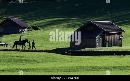 Mittenwald, Allemagne. 27 septembre 2020. Une femme pilote va faire une promenade matinale avec sa famille au Schmalensee, dans la région de Karwendel, au nord de Mittenwald, en haute-Bavière. Credit: Angelika Warmuth/dpa/Alamy Live News Banque D'Images