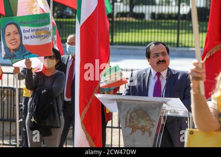 Alireza Jafarzadeh, Directeur adjoint du Bureau de Washington du Conseil national de la résistance de l'Iran (CNRI), s'exprimant lors d'un rassemblement à l'extérieur de la Maison Blanche. Un rassemblement a été organisé par des dizaines de membres de la communauté iranienne de Virginie, en même temps que la 75e session annuelle de l'Assemblée générale des Nations Unies. Ils ont demandé à l'organe mondial de tenir le régime iranien responsable de l'exécution des dissidents et de la torture et des mauvais traitements infligés aux prisonniers politiques. Banque D'Images