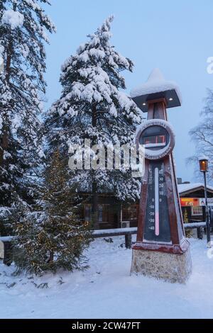 Grande horloge de rue gelée montrant 17 degrés en dessous de zéro dans le village du Père Noël. Noël d'hiver et le nouvel an arrière-plan. Banque D'Images