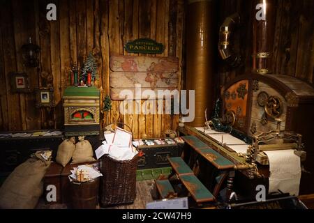 Bureau de poste du Père Noël à SantaPark à Rovaniemi, Finlande, Laponie. Sacs de lettres et de lettres dans un bureau de poste en bois. Banque D'Images