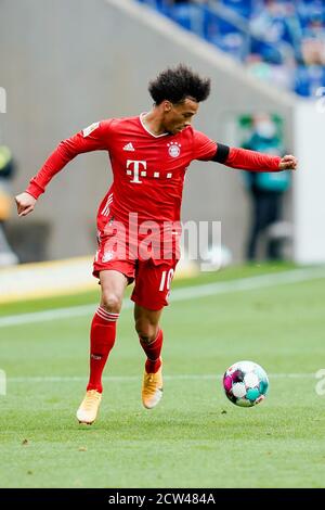 Sinsheim, Allemagne. 27 septembre 2020. Football: Bundesliga, TSG 1899 Hoffenheim - Bayern Munich, 2ème match, PreZero-Arena. Leroy Sane de Munich joue le ballon. Crédit : Uwe Anspach/dpa - REMARQUE IMPORTANTE : Conformément aux règlements de la DFL Deutsche Fußball Liga et de la DFB Deutscher Fußball-Bund, il est interdit d'exploiter ou d'exploiter dans le stade et/ou à partir du jeu pris des photos sous forme d'images de séquences et/ou de séries de photos de type vidéo./dpa/Alay Live News Banque D'Images