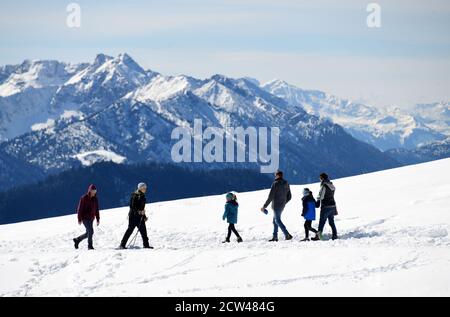 Lenggries, Allemagne. 27 septembre 2020. Les randonneurs marchent le long d'un sentier de randonnée couvert de neige à Brauneck. Credit: Tobias Hase/dpa/Alay Live News Banque D'Images