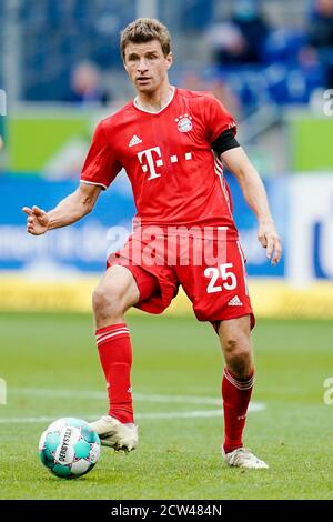 Sinsheim, Allemagne. 27 septembre 2020. Football: Bundesliga, TSG 1899 Hoffenheim - Bayern Munich, 2ème match, PreZero-Arena. Thomas Müller de Munich joue le ballon. Crédit : Uwe Anspach/dpa - REMARQUE IMPORTANTE : Conformément aux règlements de la DFL Deutsche Fußball Liga et de la DFB Deutscher Fußball-Bund, il est interdit d'exploiter ou d'exploiter dans le stade et/ou à partir du jeu pris des photos sous forme d'images de séquences et/ou de séries de photos de type vidéo./dpa/Alay Live News Banque D'Images