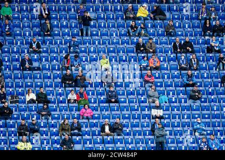 Sinsheim, Allemagne. 27 septembre 2020. Football: Bundesliga, TSG 1899 Hoffenheim - Bayern Munich, 2ème match, PreZero-Arena. Les spectateurs s'assoient sur une tribune. Crédit : Uwe Anspach/dpa - REMARQUE IMPORTANTE : Conformément aux règlements de la DFL Deutsche Fußball Liga et de la DFB Deutscher Fußball-Bund, il est interdit d'exploiter ou d'exploiter dans le stade et/ou à partir du jeu pris des photos sous forme d'images de séquences et/ou de séries de photos de type vidéo./dpa/Alay Live News Banque D'Images