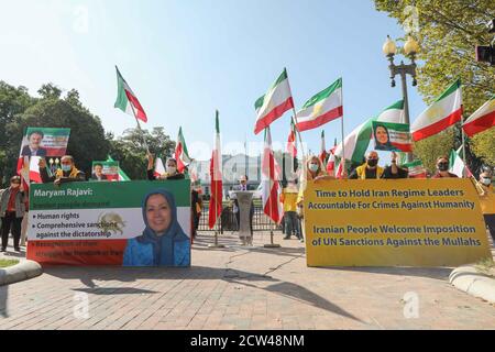 Washington, États-Unis. 22 septembre 2020. Des membres de la communauté iranienne de Virginie sont vus agitant des drapeaux iraniens et affichant une bannière de Maryam Rajavi, le président élu du Conseil national de la résistance de l'Iran (NCRI) lors d'un rassemblement devant la Maison Blanche. UN rassemblement organisé par des dizaines de membres de la communauté iranienne de Virginie, Simultanément avec la 75e session annuelle de l'Assemblée générale des Nations Unies. Les Iraniens ont appelé l'organe mondial à tenir le régime iranien responsable de l'exécution des dissidents et de la torture et des mauvais traitements infligés aux prisonniers politiques. (Crédit Banque D'Images