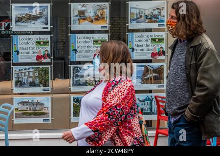 Londres, Royaume-Uni. 27 septembre 2020. Marchés contrastés - les agents immobiliers offrent de l'aide pour se déplacer dans le pays tandis que les tables de bar restent vides - le dernier jour de la fermeture de la route pour manger et boire en plein air et à l'heure de pointe pour le déjeuner du dimanche, mais la plupart des établissements sont vides. Un double caprice pour le secteur des loisirs, alors que le temps anormalement chaud disparaît, à l’arrivée de l’automne, et que le gouvernement apporte des contrôles plus stricts en réponse à l’augmentation des cas Covid 19. Des moments difficiles pour les restaurants et les bars de Northcote Road, Battersea/Clapham. Crédit : Guy Bell/Alay Live News Banque D'Images