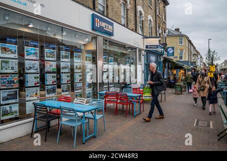 Londres, Royaume-Uni. 27 septembre 2020. Marchés contrastés - les agents immobiliers offrent de l'aide pour se déplacer dans le pays tandis que les tables de bar restent vides - le dernier jour de la fermeture de la route pour manger et boire en plein air et à l'heure de pointe pour le déjeuner du dimanche, mais la plupart des établissements sont vides. Un double caprice pour le secteur des loisirs, alors que le temps anormalement chaud disparaît, à l’arrivée de l’automne, et que le gouvernement apporte des contrôles plus stricts en réponse à l’augmentation des cas Covid 19. Des moments difficiles pour les restaurants et les bars de Northcote Road, Battersea/Clapham. Crédit : Guy Bell/Alay Live News Banque D'Images