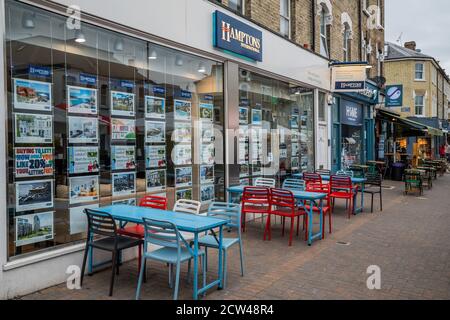 Londres, Royaume-Uni. 27 septembre 2020. Marchés contrastés - les agents immobiliers offrent de l'aide pour se déplacer dans le pays tandis que les tables de bar restent vides - le dernier jour de la fermeture de la route pour manger et boire en plein air et à l'heure de pointe pour le déjeuner du dimanche, mais la plupart des établissements sont vides. Un double caprice pour le secteur des loisirs, alors que le temps anormalement chaud disparaît, à l’arrivée de l’automne, et que le gouvernement apporte des contrôles plus stricts en réponse à l’augmentation des cas Covid 19. Des moments difficiles pour les restaurants et les bars de Northcote Road, Battersea/Clapham. Crédit : Guy Bell/Alay Live News Banque D'Images