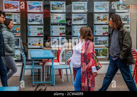 Londres, Royaume-Uni. 27 septembre 2020. Marchés contrastés - les agents immobiliers offrent de l'aide pour se déplacer dans le pays tandis que les tables de bar restent vides - le dernier jour de la fermeture de la route pour manger et boire en plein air et à l'heure de pointe pour le déjeuner du dimanche, mais la plupart des établissements sont vides. Un double caprice pour le secteur des loisirs, alors que le temps anormalement chaud disparaît, à l’arrivée de l’automne, et que le gouvernement apporte des contrôles plus stricts en réponse à l’augmentation des cas Covid 19. Des moments difficiles pour les restaurants et les bars de Northcote Road, Battersea/Clapham. Crédit : Guy Bell/Alay Live News Banque D'Images