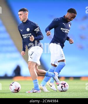 Phil Foden (à gauche) de Manchester City et Raheem Sterling s'échauffent avant le match de la Premier League au Etihad Stadium de Manchester. Banque D'Images