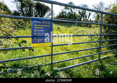 North Somerset County Council panneau anti-vol sur un Ferme dans le Somerset de Mendip Hills avec une liste de sélection amusante Banque D'Images