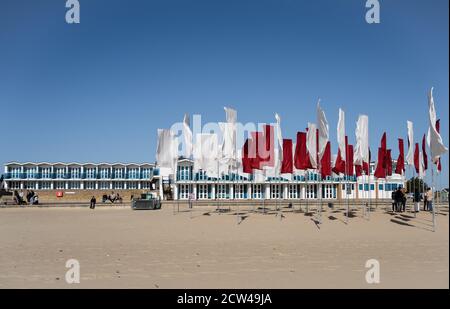 Dans Memorium Covid art installation par Luke Jerrum sur le plage Plage sur Sandbanks près de Poole Dorset avec des cabanes de plage en arrière-plan Banque D'Images