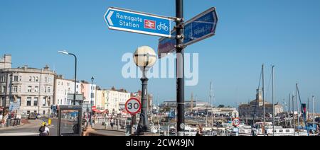 Ramsgate, Kent, Angleterre, Royaume-Uni. 2020. Un panneau pour la gare et le sentier côtier à la marina sur le front de mer de Ramsgate. Banque D'Images