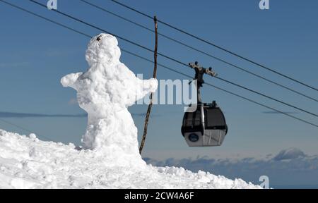 Lenggries, Allemagne. 27 septembre 2020. Une télécabine du téléphérique de Brauneck passe devant un bonhomme de neige près de la station supérieure. Credit: Tobias Hase/dpa/Alay Live News Banque D'Images