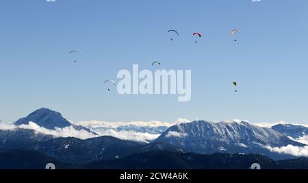 Lenggries, Allemagne. 27 septembre 2020. Les parapentes s'envolent devant le panorama des Alpes enneigées. Credit: Tobias Hase/dpa/Alay Live News Banque D'Images