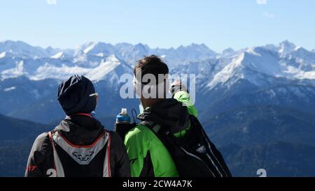 Lenggries, Allemagne. 27 septembre 2020. Les randonneurs regardent depuis Brauneck vers les Alpes enneigées. Credit: Tobias Hase/dpa/Alay Live News Banque D'Images