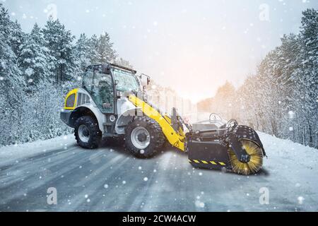 Souffleuse à neige pour le traitement antigivrage des routes d'hiver. Banque D'Images