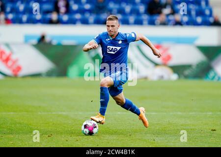 Sinsheim, Allemagne. 27 septembre 2020. Football: Bundesliga, TSG 1899 Hoffenheim - Bayern Munich, 2ème match, PreZero-Arena. Hoffenheims Pavel Kaderabek joue le ballon. Crédit : Uwe Anspach/dpa - REMARQUE IMPORTANTE : Conformément aux règlements de la DFL Deutsche Fußball Liga et de la DFB Deutscher Fußball-Bund, il est interdit d'exploiter ou d'exploiter dans le stade et/ou à partir du jeu pris des photos sous forme d'images de séquences et/ou de séries de photos de type vidéo./dpa/Alay Live News Banque D'Images