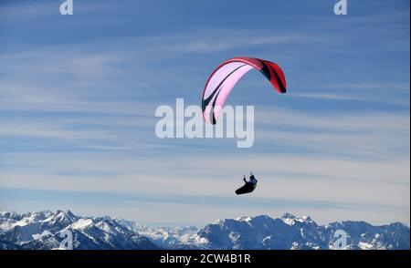 Lenggries, Allemagne. 27 septembre 2020. Un parapente vole devant le panorama des Alpes enneigées. Credit: Tobias Hase/dpa/Alay Live News Banque D'Images