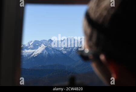 Lenggries, Allemagne. 27 septembre 2020. Une excursion donne sur une télécabine du téléphérique de Brauneck dans les montagnes enneigées. Credit: Tobias Hase/dpa/Alay Live News Banque D'Images